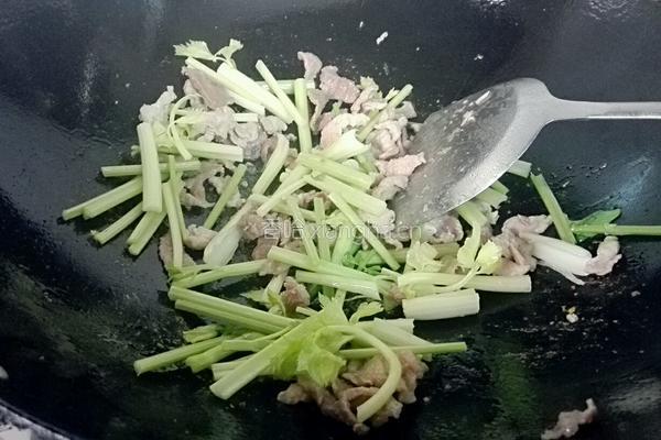 芹菜瘦肉炒丝瓜的做法图解4