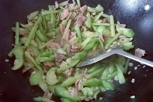 芹菜瘦肉炒丝瓜的做法图解6