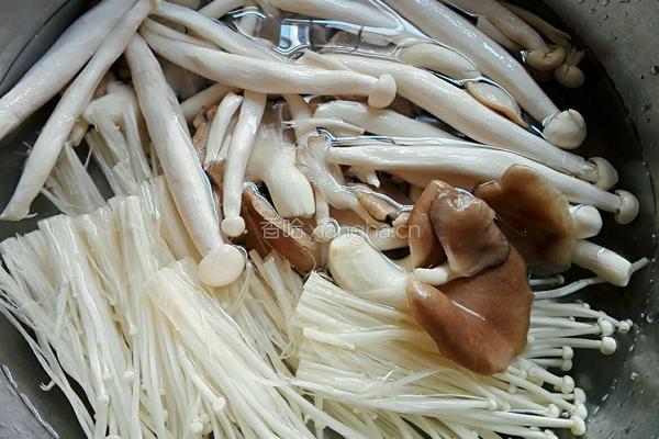 菌菇豆腐瘦肉汤的做法图解1