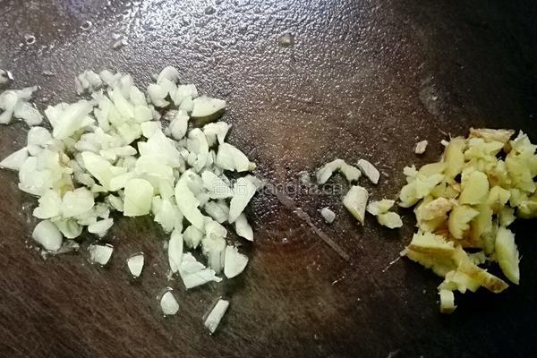 双椒炒鸡肾的做法图解1
