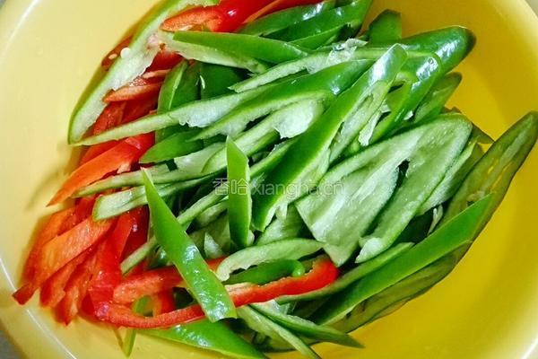 双椒炒鸡肾的做法图解2