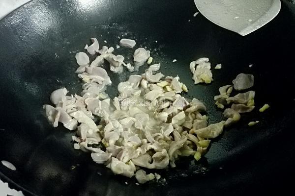 双椒炒鸡肾的做法图解5