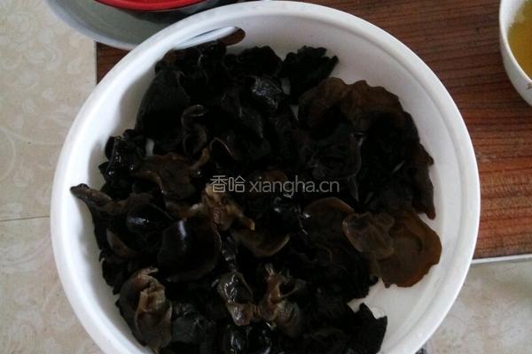 木耳炒肉的做法图解1