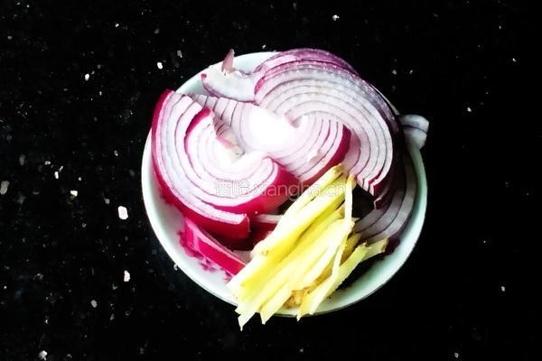 牛油果菌菇炒鸡胸肉的做法图解1