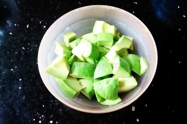 牛油果菌菇炒鸡胸肉的做法图解3