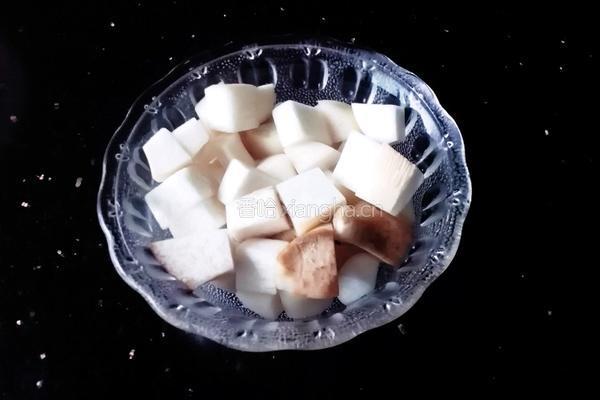 牛油果菌菇炒鸡胸肉的做法图解4