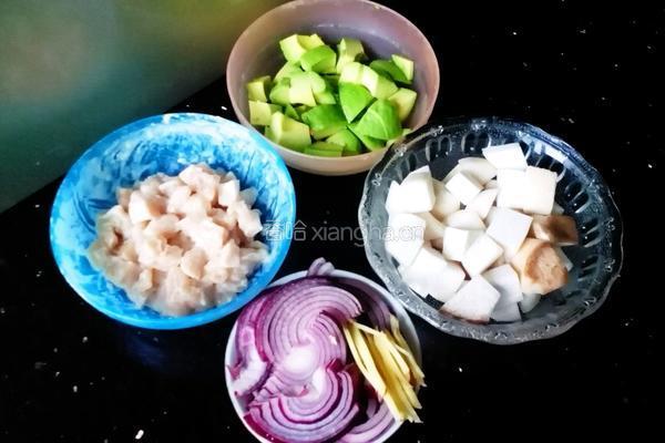 牛油果菌菇炒鸡胸肉的做法图解5