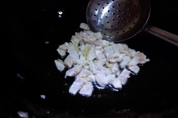 牛油果菌菇炒鸡胸肉的做法图解7