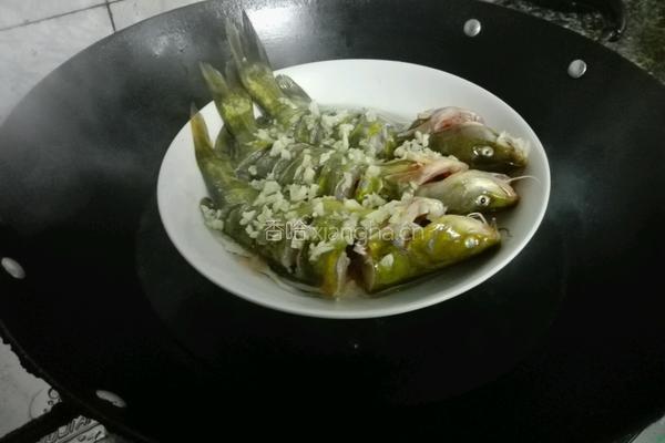 蒜蓉蒸黄骨鱼的做法图解6