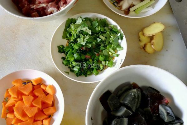 砂锅煲皮蛋瘦肉粥的做法图解3
