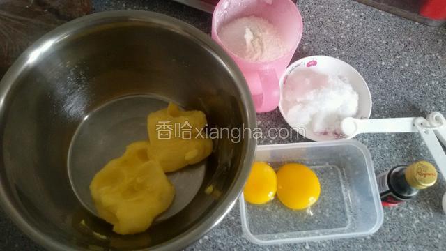 准备好食材，黄油提前拿出自然软化，其它食材称重备用