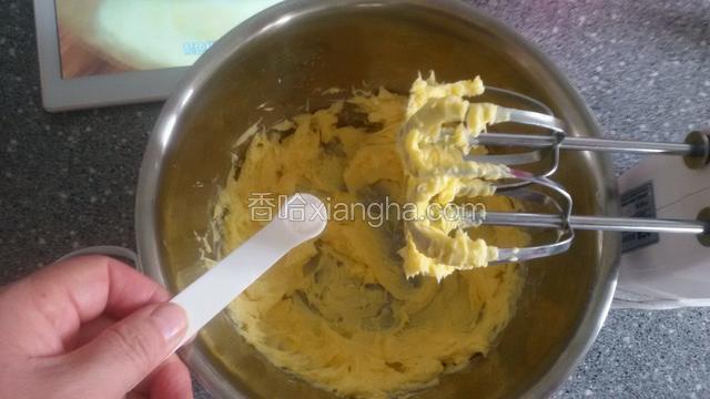 先加入一克盐，用电动打蛋器一挡打至顺滑