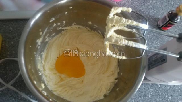 加入鸡蛋黄，蛋黄分两次加完，