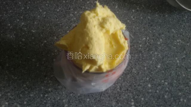 准备一个裱花袋和一个菊花嘴，放入杯子中装入蛋黄糊
