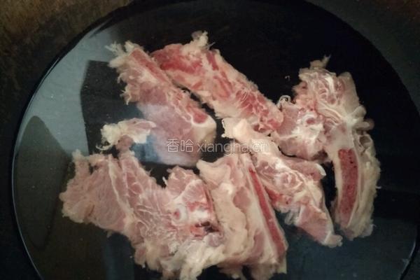 蒜香排骨的做法图解1