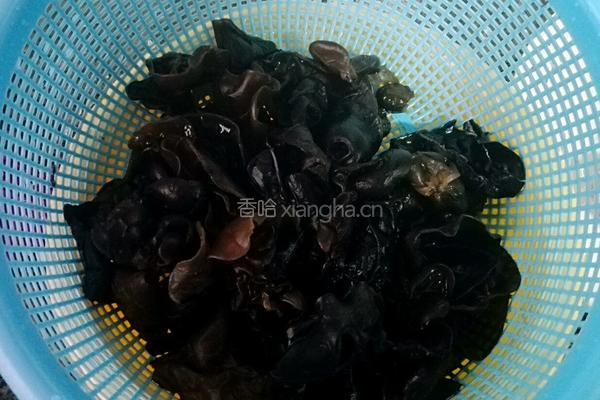 青瓜瘦肉炒木耳的做法图解1