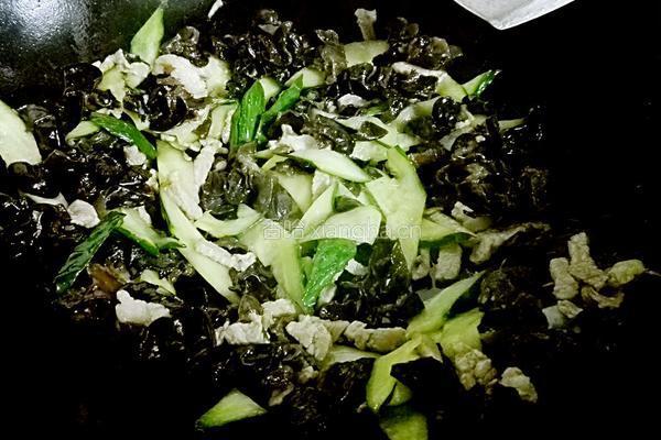 青瓜瘦肉炒木耳的做法图解7