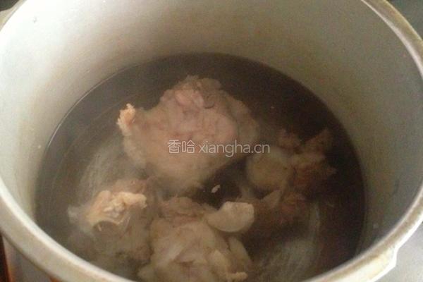 筒骨花生汤的做法图解4