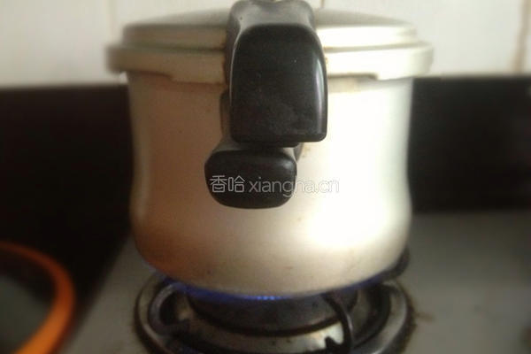 筒骨花生汤的做法图解6