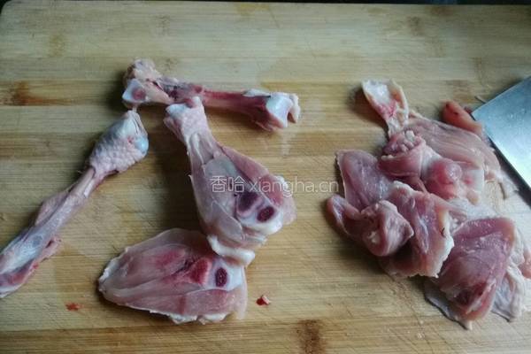 香菇闷鸡肉的做法图解1