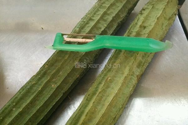 蒜蓉虾米蒸丝瓜的做法图解1