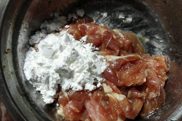蟹味菇滑肉的做法图解3