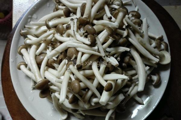 蟹味菇滑肉的做法图解2