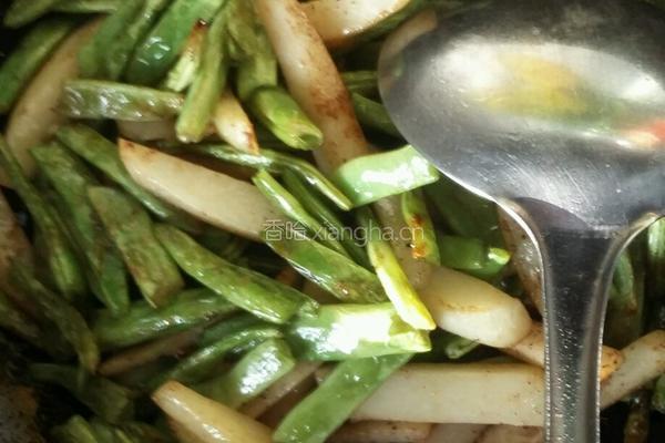 土豆炖豆角的做法图解5