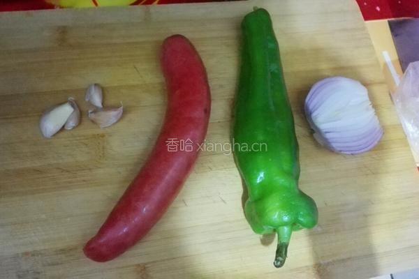 青椒炒香肠的做法图解1