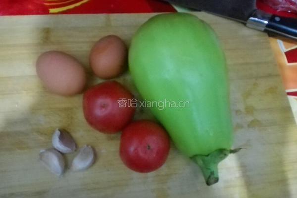 番茄蛋炒茄子的做法图解1