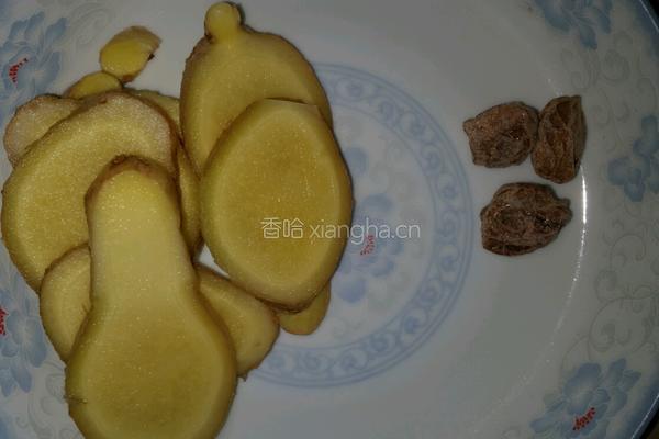鹌鹑蛋排骨的做法图解1