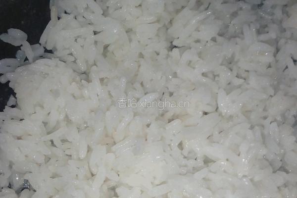 虾仁蛋炒饭的做法图解1