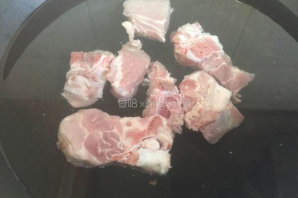 排骨莲藕汤的做法图解1