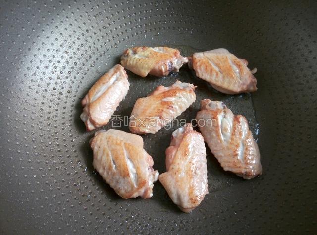 锅内倒入油，鸡翅入锅煎至两面金黄