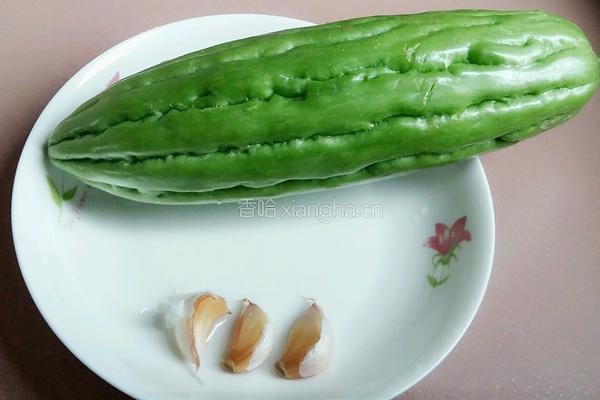 蒜蓉苦瓜的做法图解1