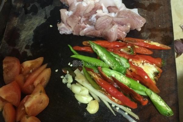 茭白炒肉的做法图解2