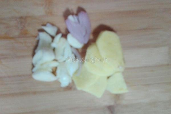 牛腩炖土豆红萝卜的做法图解2