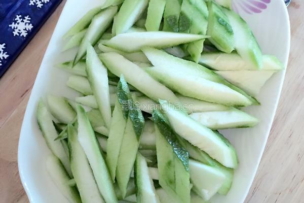 蒜蓉虾仁炒丝瓜的做法图解1