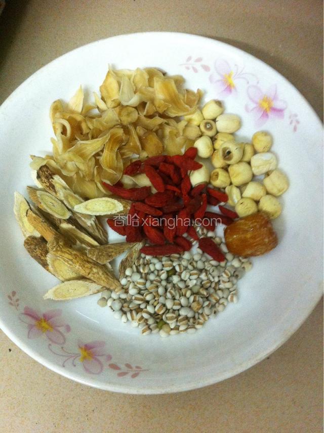 如图：准备好图中的材料，并洗干净