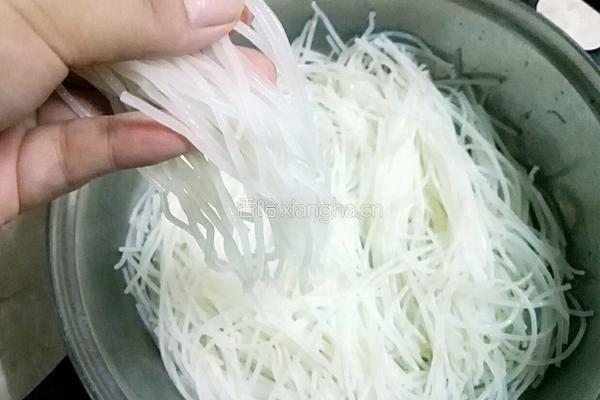 芹菜炒粉条的做法图解2