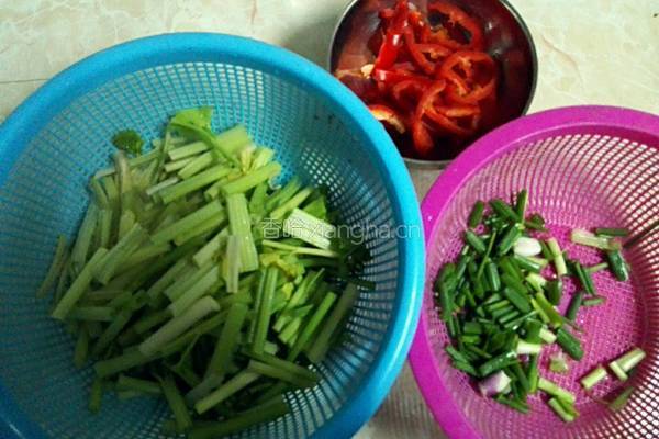 芹菜炒粉条的做法图解3