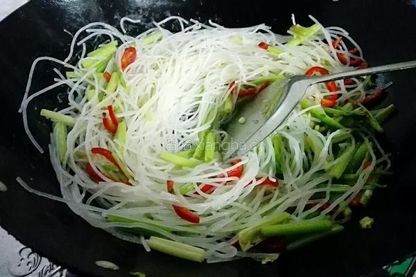 芹菜炒粉条的做法图解8