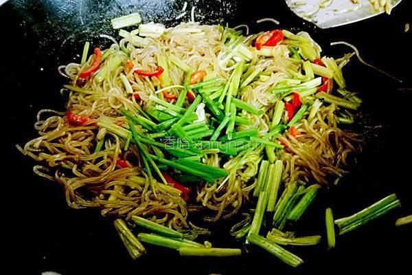 芹菜炒粉条的做法图解10