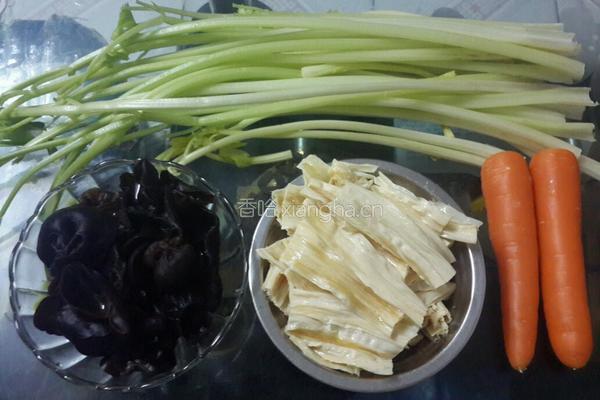 香芹木耳炒腐竹的做法图解1