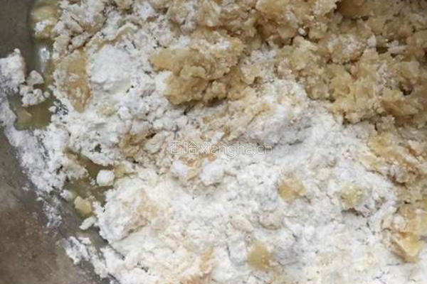 豆沙蛋黄广式月饼的做法图解2