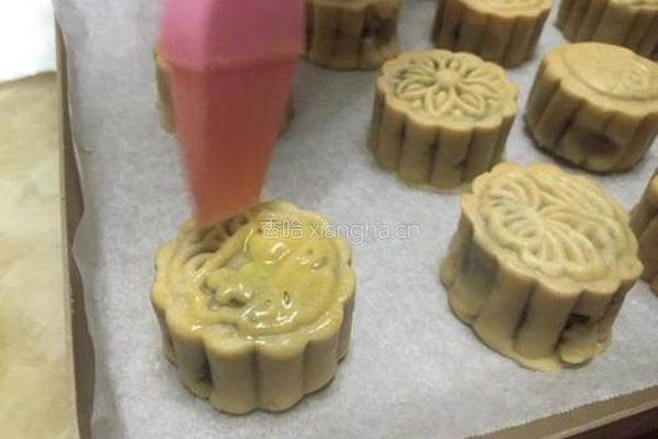 豆沙蛋黄广式月饼的做法图解13