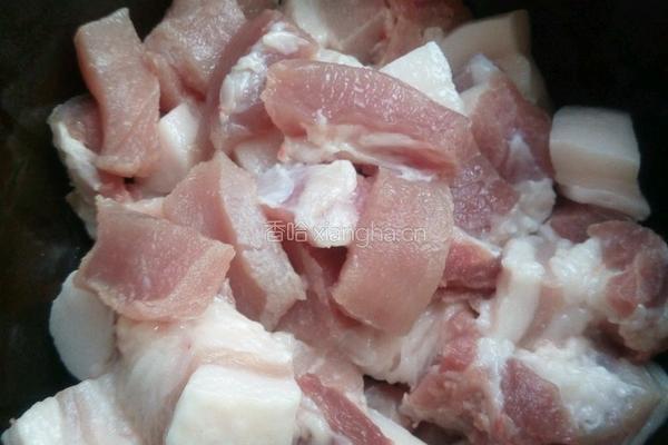砂锅茼蒿肉的做法图解1