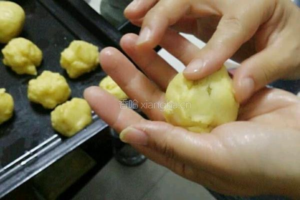莲蓉蛋黄月饼的做法图解3