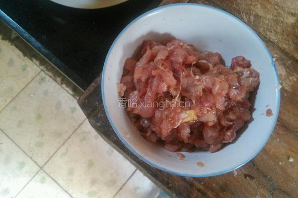 香菇肉丁炸酱面的做法图解1