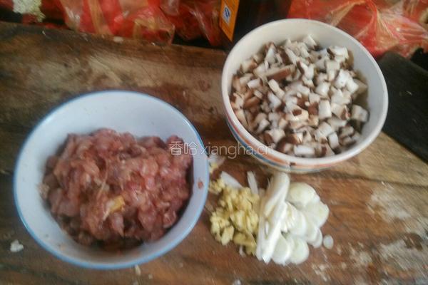 香菇肉丁炸酱面的做法图解2